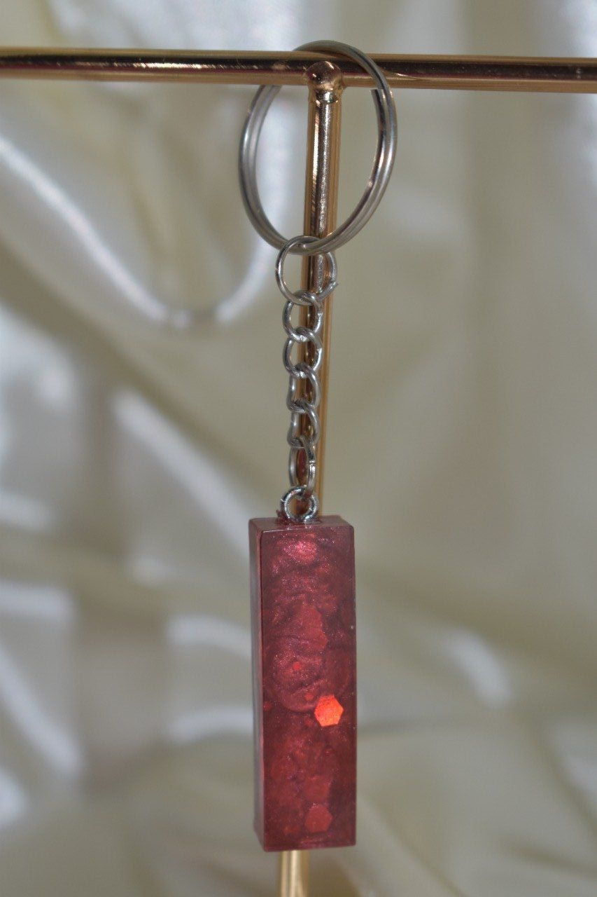 Porte-clé lettre en résine avec paillettes et rose rouges